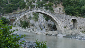 Most Sędziów (Ura e Kadiut) w Kanionie Langarica koło Përmetu