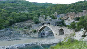 Most Sędziów (Ura e Kadiut) w Kanionie Langarica koło Përmetu od strony źródeł siarkowych