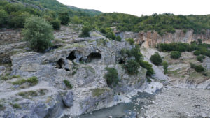 Wnętrze Kanionu Lengarica - widok z Mostu Sędziów - widać wyraźnie ukryte między skałami ... bunkry ... w końcu jesteśmy w Albanii, a bunkrów tu u jest pod dostatkiem