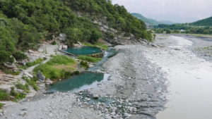 albańskie naturalne SPA siarkowe w pełnej okazałości - widok z Mostu Sędziów
