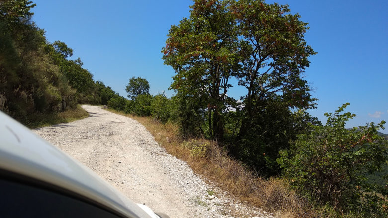 old road Saranda-Gjirokastra (SH78) - droga przez góry bez asfaltu.